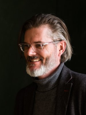 A portrait of children's book author and illustrator Mo Willems