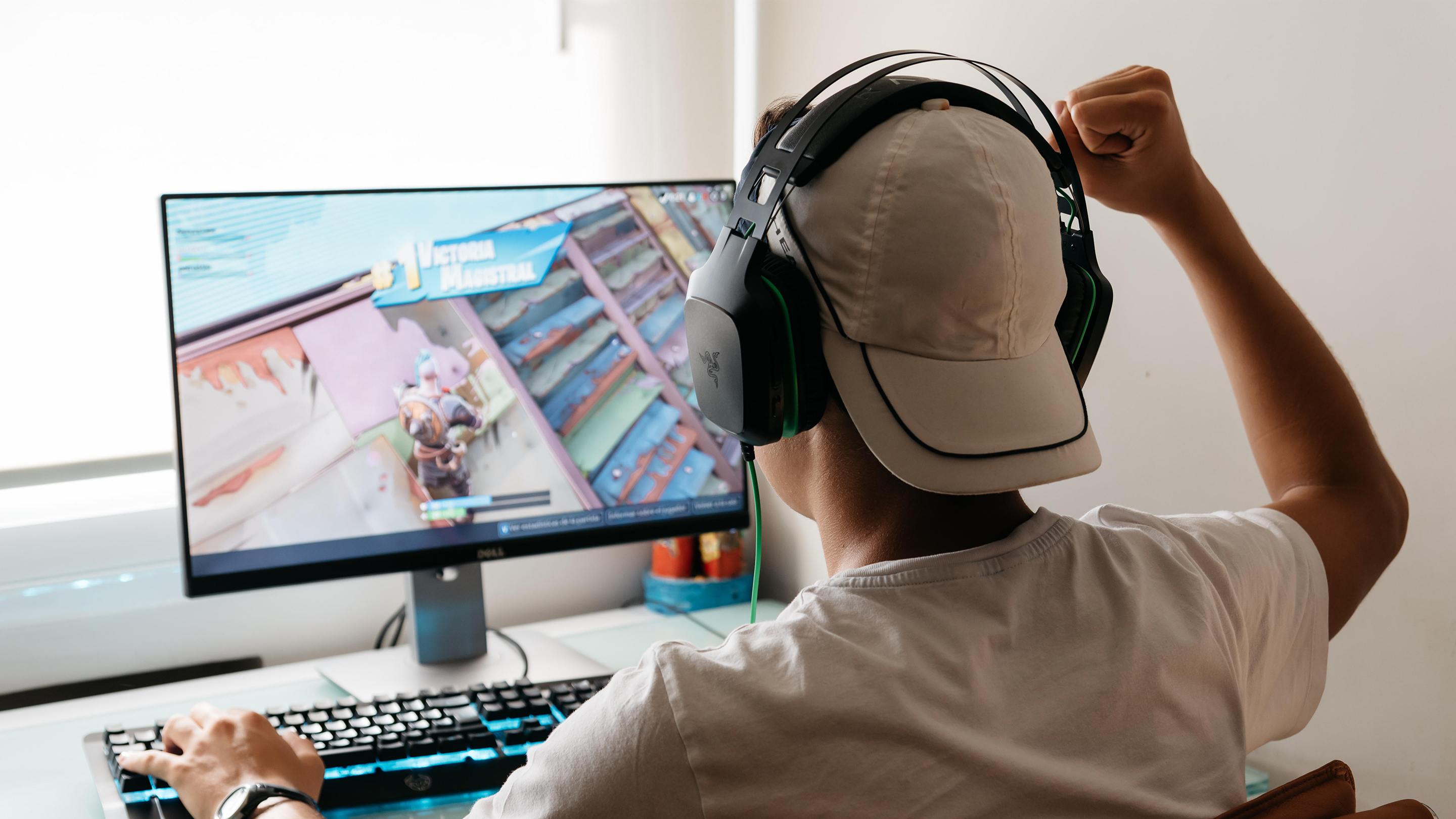 Computer games teach. Игры на компьютер. Человек за компьютерными играми. Человек играющий в компьютерные игры. Парень играющий в компьютер.