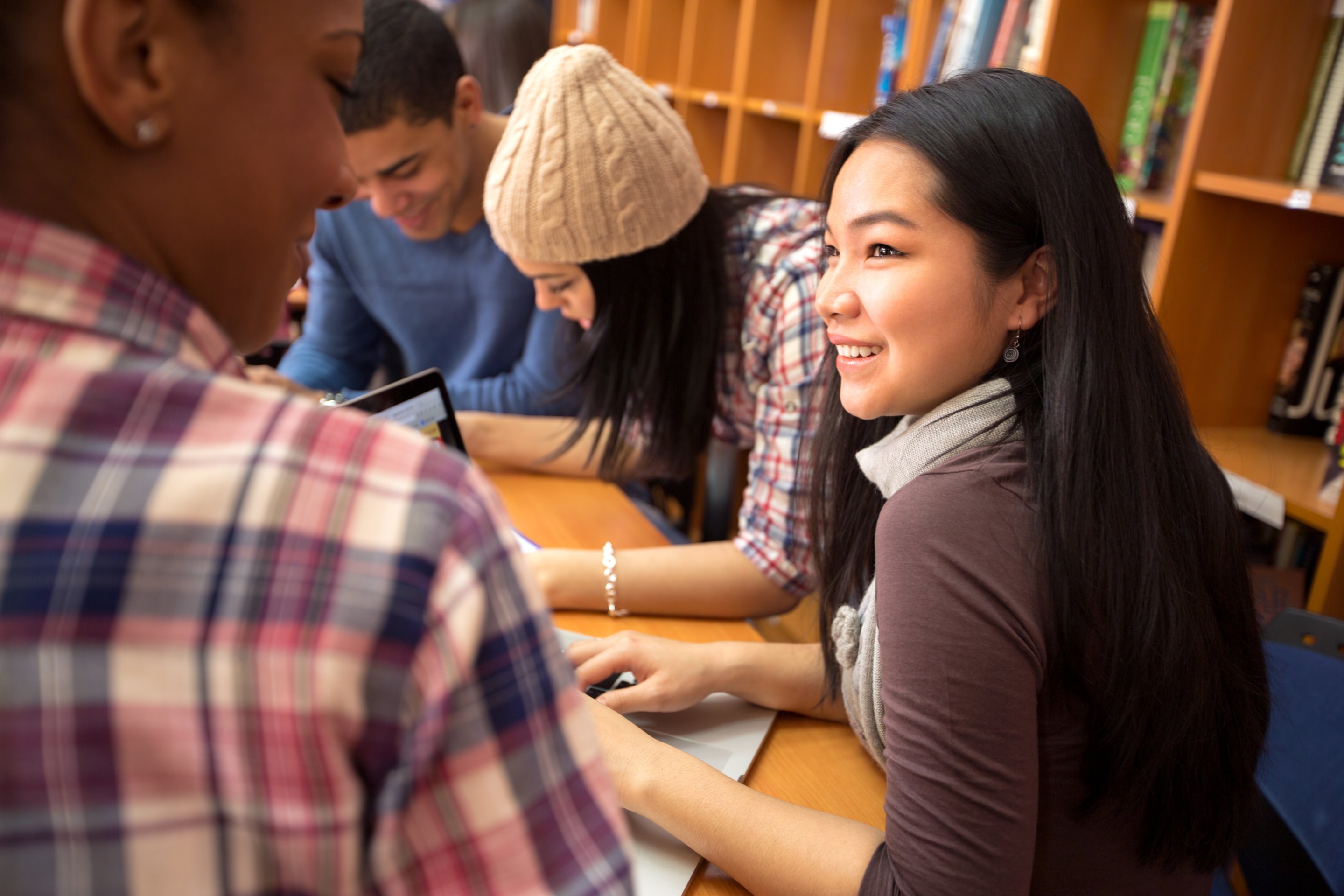 Studying together. Студенты МАИ. Класс интернациональных студентов Китае. Китаянка и американец беседуют в библиотеке. Writing IELTS 4k.