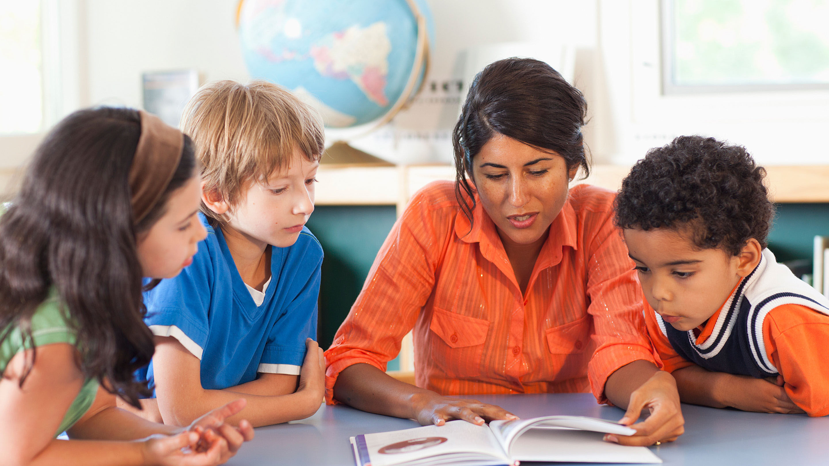 Are you a school student. Учитель и дети. Дети в школе. Фото детей на классном часе. Teacher and pupil.