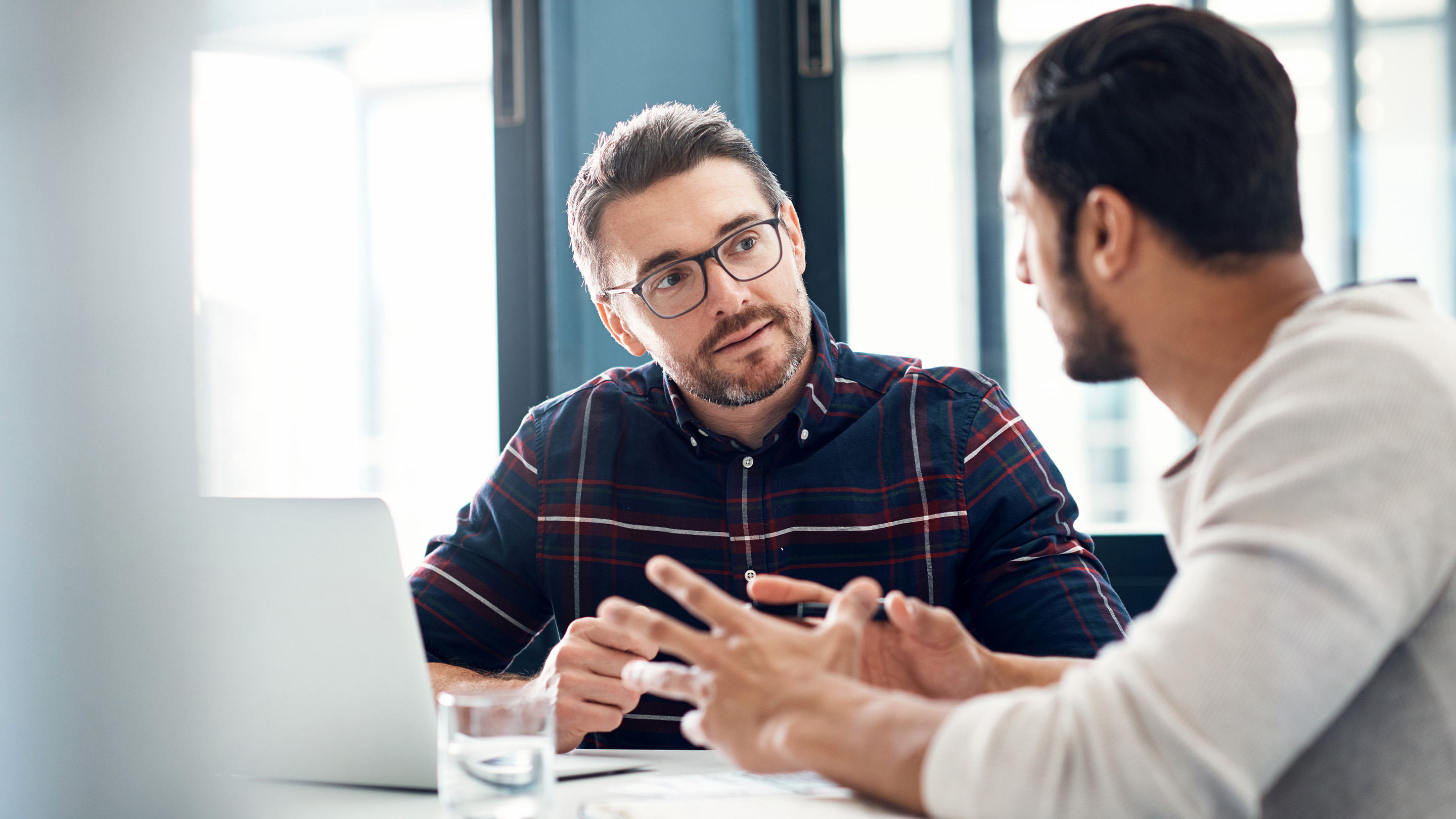 Финансовый коуч. Убеждение. Женщина психолог. Эмпатия в деловом общении это. Студенты.