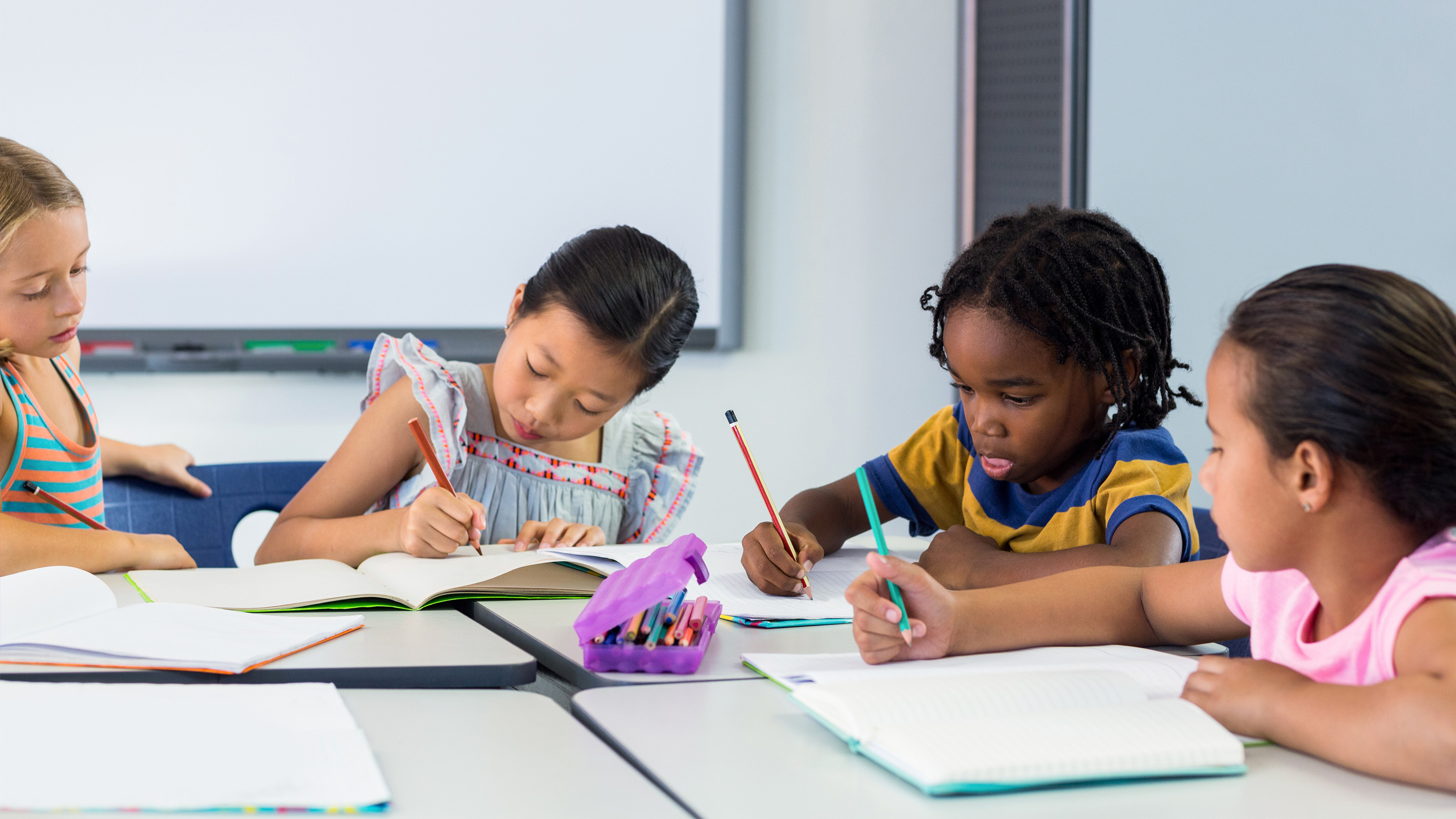 Группа школьников. Teaching in the classroom. Ученик и учительница за столом. Das schmeckt gut. Коучеры.