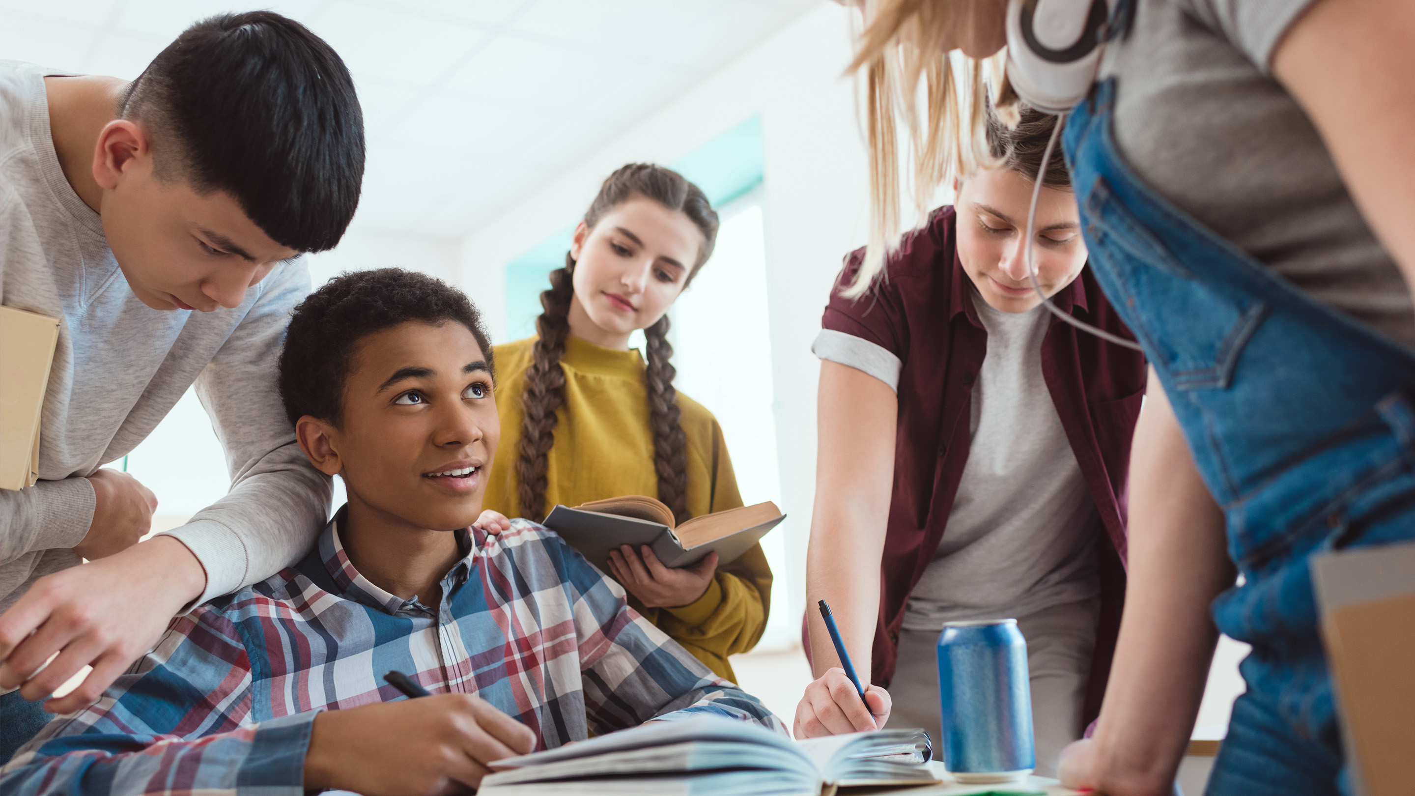 Студент стоковое. School student. Счастливые подростки. Student school 21. Ученики старших классов.