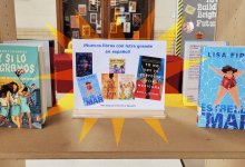 A photo of a shelf featuring a few large print books in Spanish